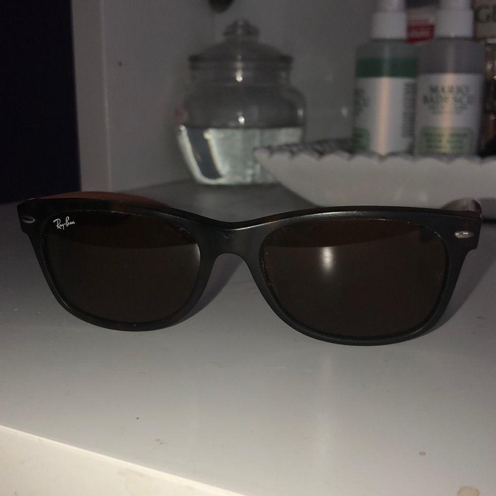 New Wayfarer RAY BAN SUNGLASSES